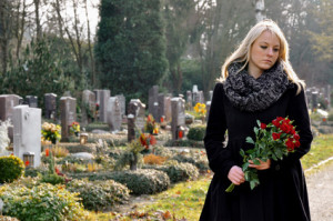 Junge Frau trauert auf Friedhof um einen Todesfall