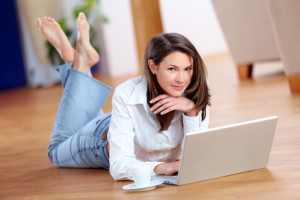 Junge Frau sucht am Laptop nach einem Onlinekredit